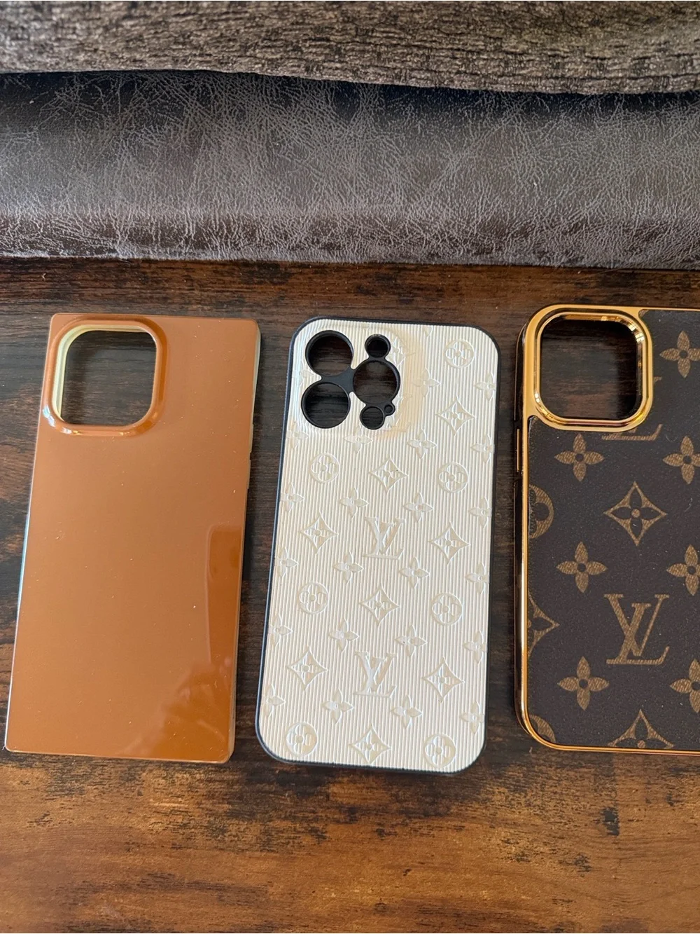 5 - iPhone 14 Pro Max cases. The brown one to the left is a flaunt case.